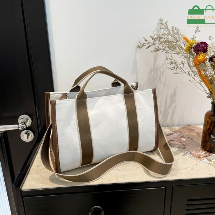 Túi du lịch vải bố thường có thiết kế rộng có khả năng đựng được nhiều đồ