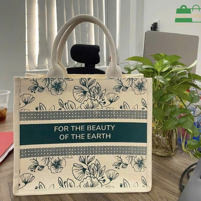 Túi vải đay quà tặng thường được in logo, hình ảnh thương hiệu, thông điệp cần truyền tải